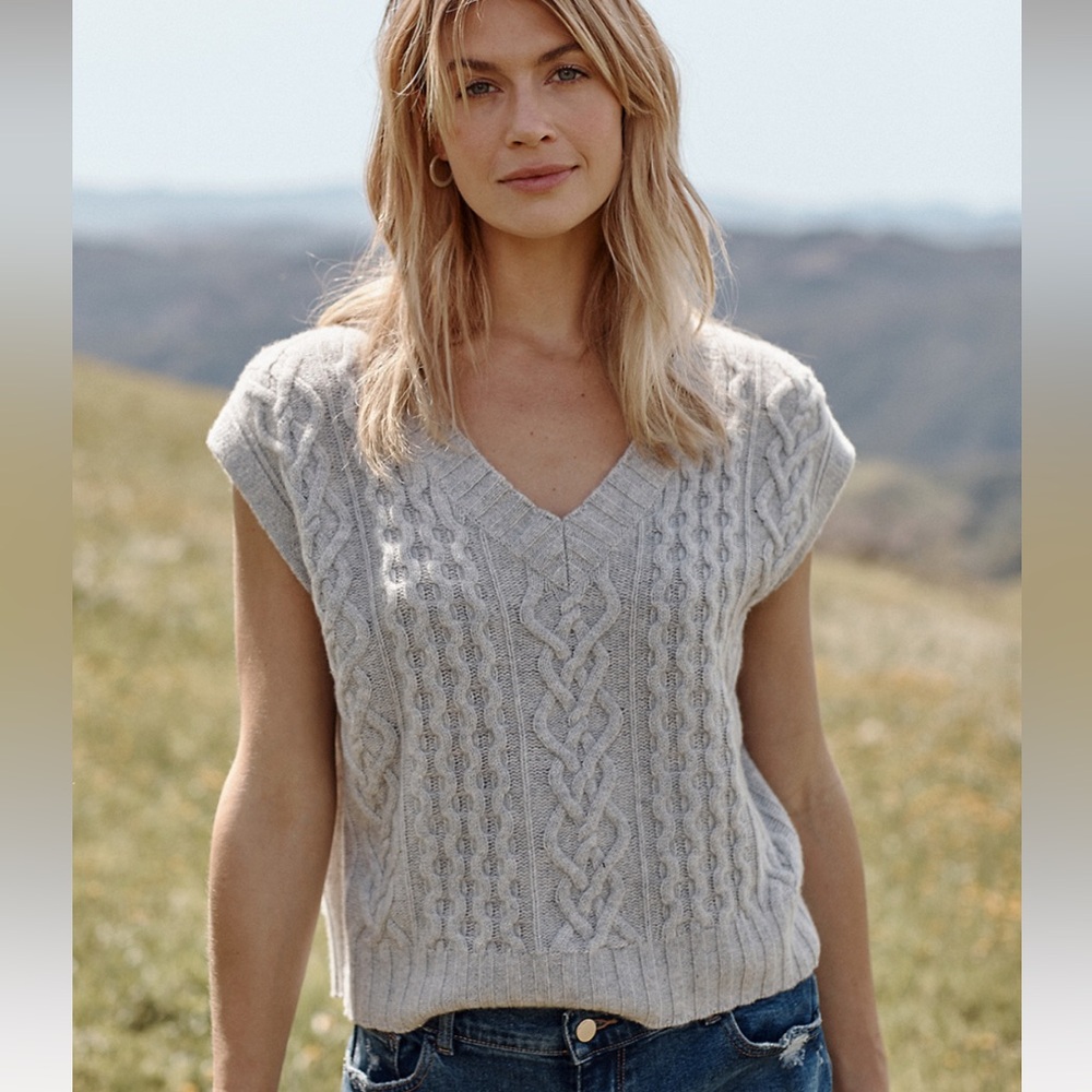 NWOT Cabled Cashmere Sweater Vest in Oat Heather